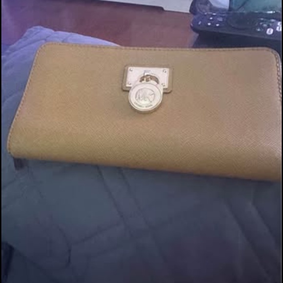 The Michael Kors Tan Leather Hamilton Edition Gold Lock Full Size Zip Around Wal - Picture 1 of 10